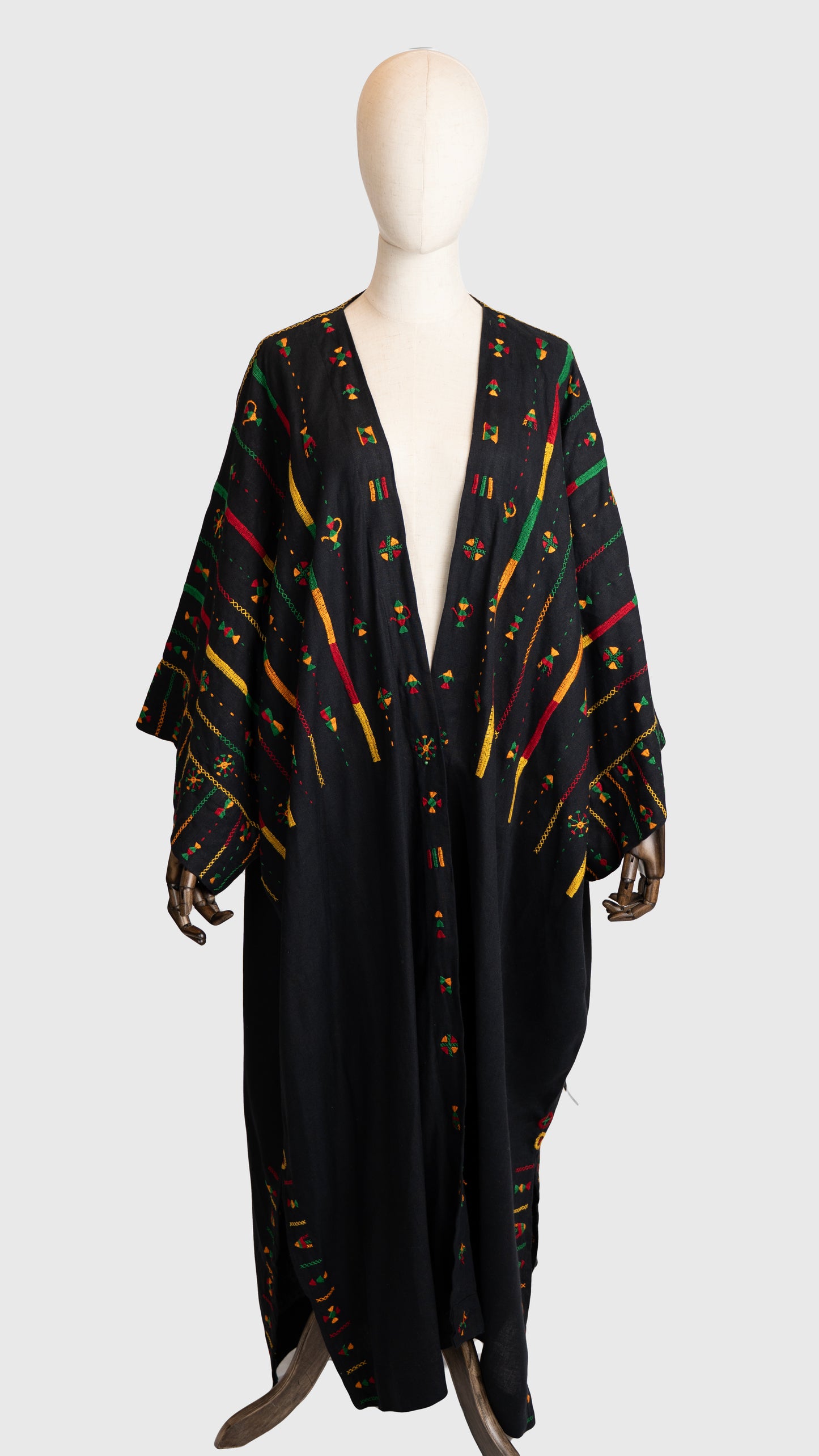 Sahara Night Embroidered Linen Cardigan    كاردغان ساهارا الليلي المطرز – كتان طبيعي